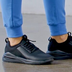 Clove nursing shoes in all black